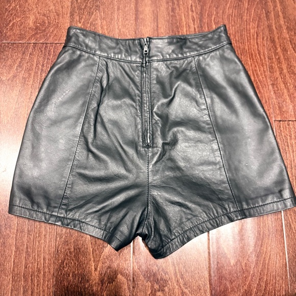 Vintage Women’s Black genuine leather shorts Chia Size 6 Classic 🔥Sexy Excellent - Picture 2 of 15